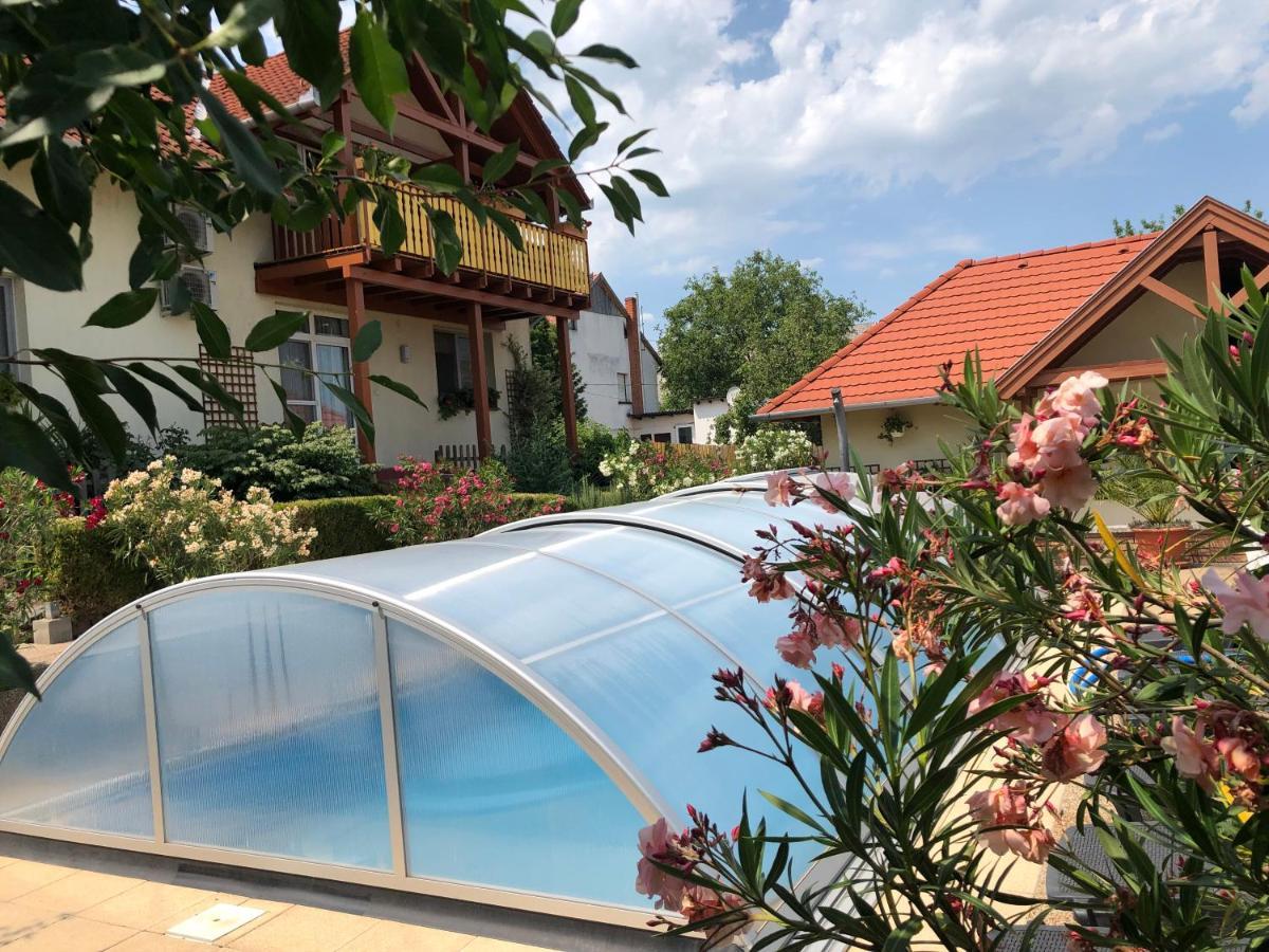 Hotel Haus Marika à Siófok Extérieur photo