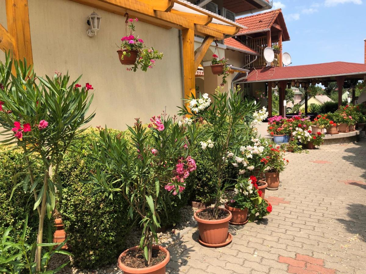 Hotel Haus Marika à Siófok Extérieur photo