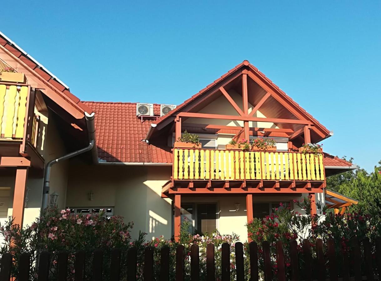 Hotel Haus Marika à Siófok Extérieur photo