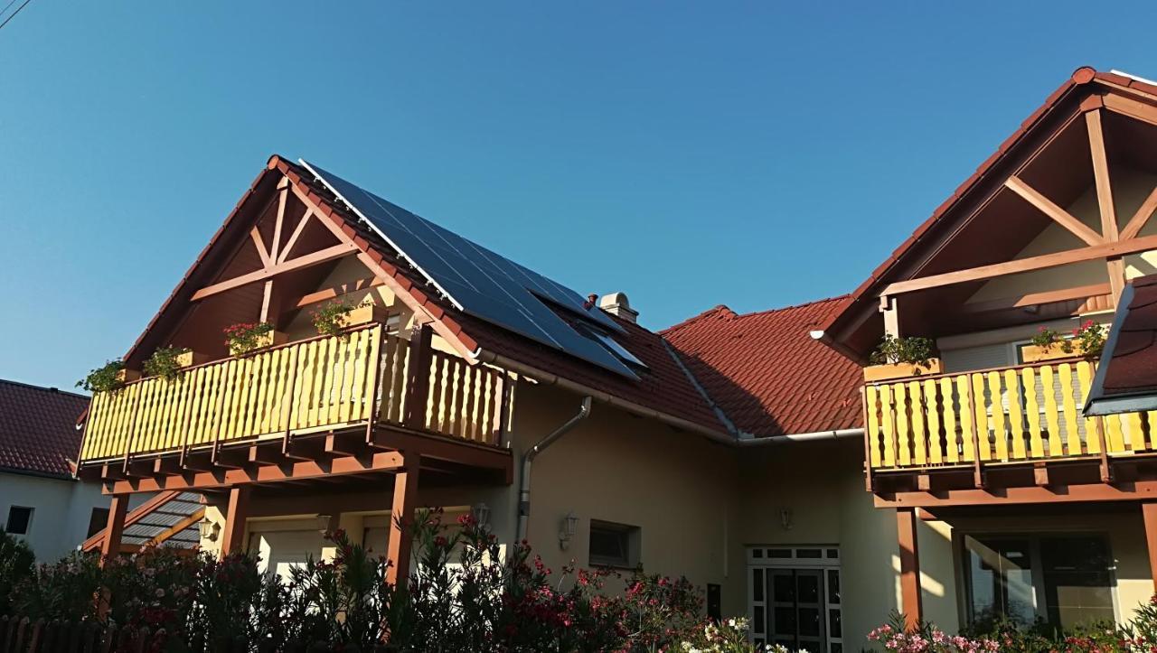Hotel Haus Marika à Siófok Extérieur photo