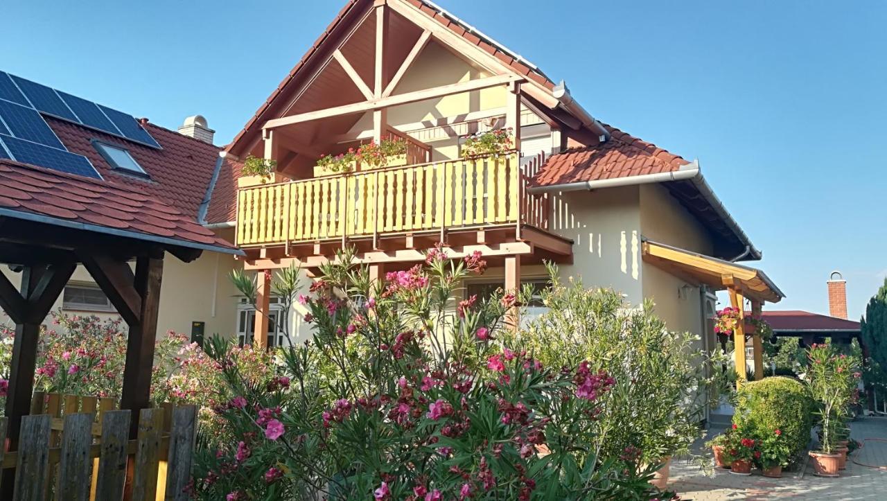 Hotel Haus Marika à Siófok Extérieur photo
