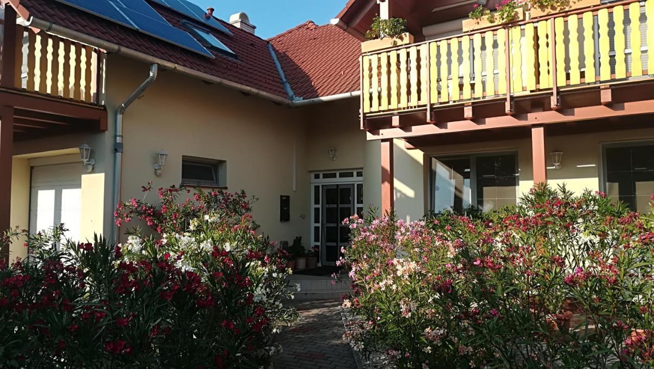 Hotel Haus Marika à Siófok Extérieur photo