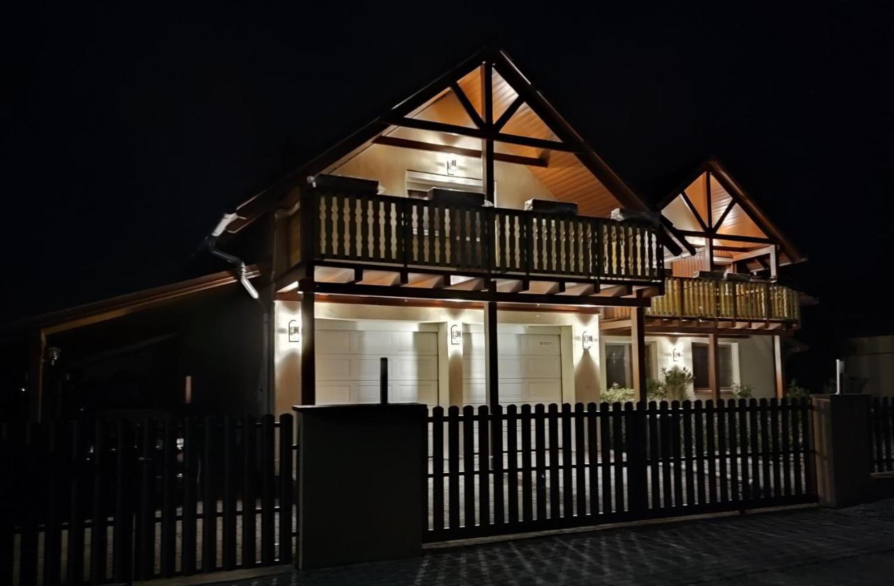 Hotel Haus Marika à Siófok Extérieur photo