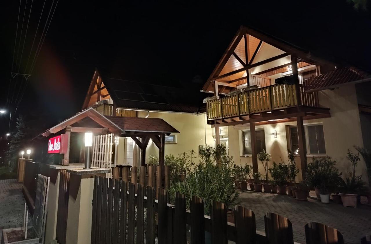 Hotel Haus Marika à Siófok Extérieur photo